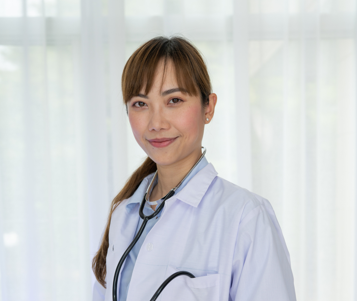 一个穿着蓝色实验室外套和文件夹的医生